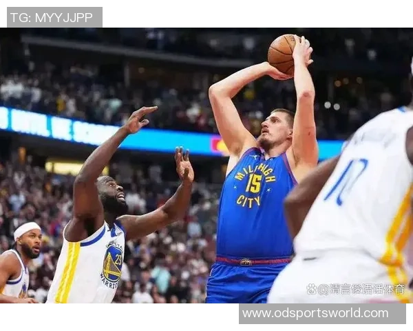 约基奇展现超凡视野与精准手法布劳恩底角三分轻松命中